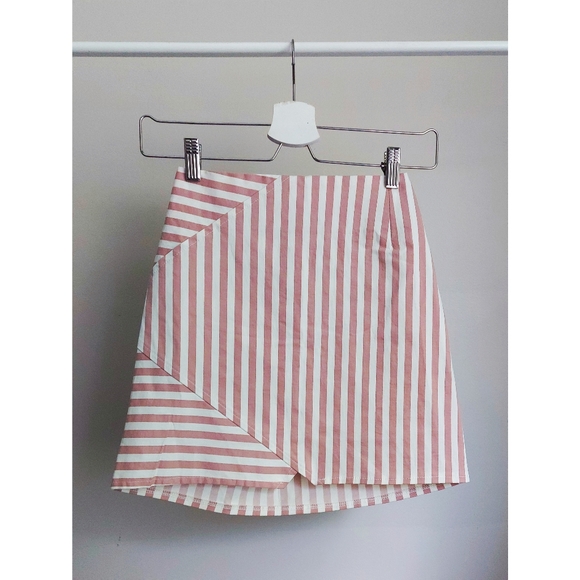 📌BOGO Pink Stripped Assymetric Skirt - Picture 1 of 5
